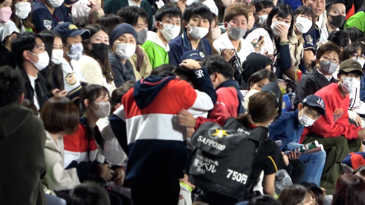 【心配…直前、村神様のファールがヤクファンの後頭部に直撃する】大絶叫！村上宗隆、日本シリーズ第１号ホームラン　 3冠王の意地！日本シリーズ“2年連続”初戦弾【ヤクルトスワローズ】【オリックス】
