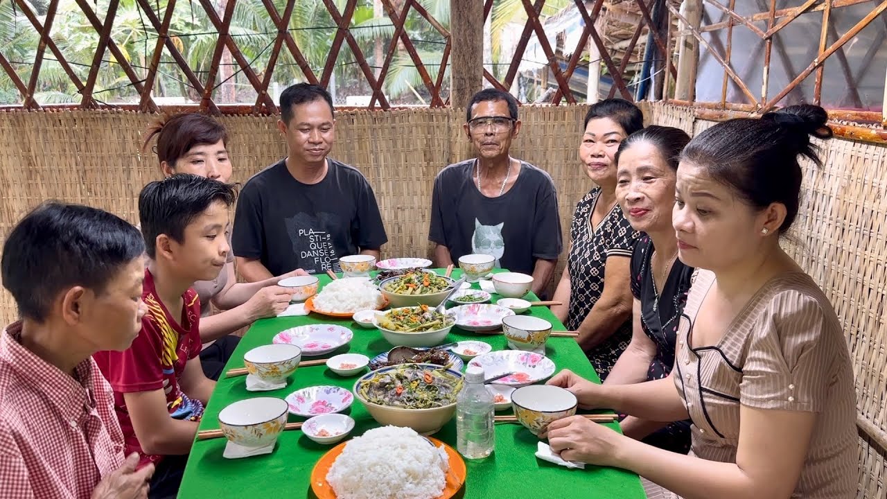 Cả nhà hợp mặt đông đủ ăn Bữa cơm 2 món ngon ấm lòng khi trời đang mưa lạnh / at6n