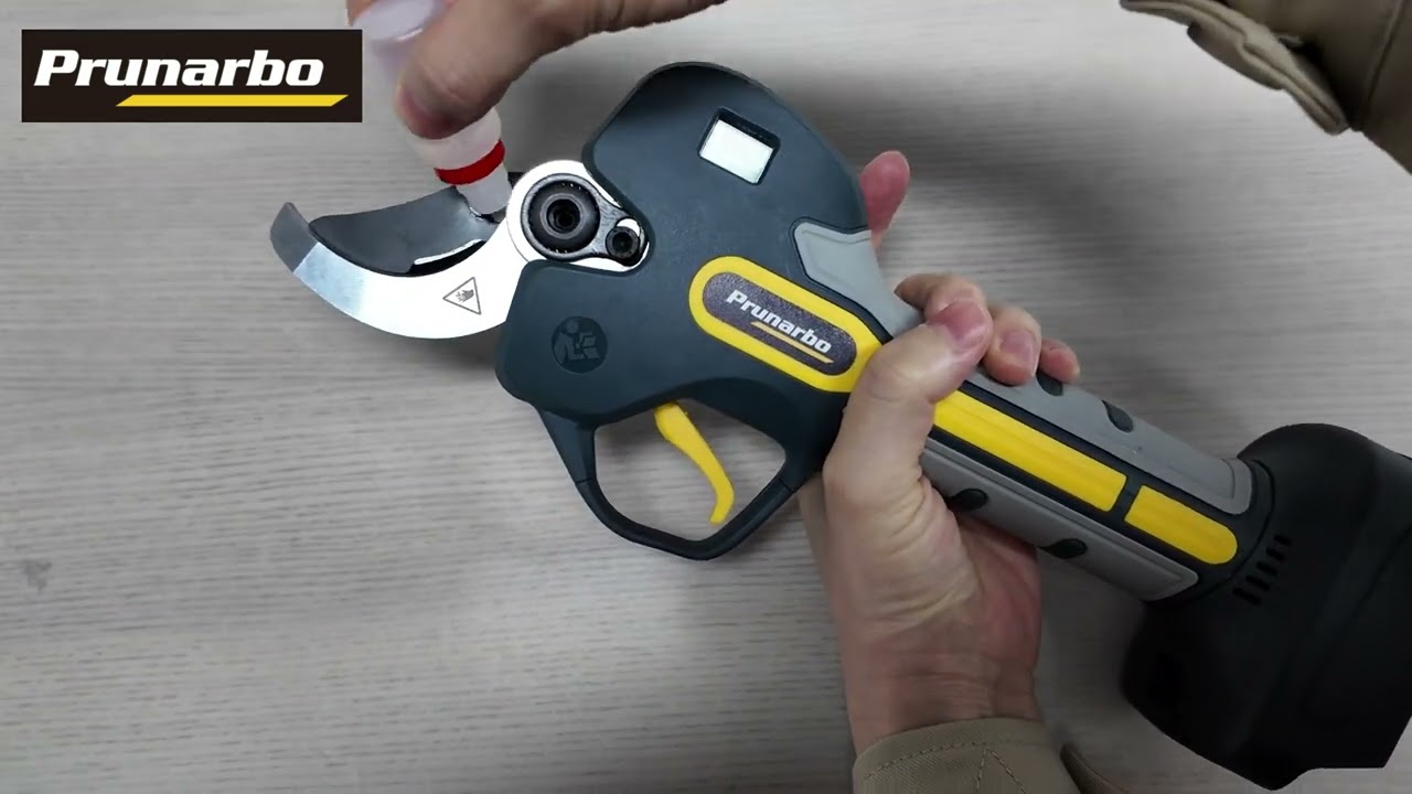 How to Lubricating Blade Max 50mm Electric Pruner #tools #prune #prunning #powertools #tips