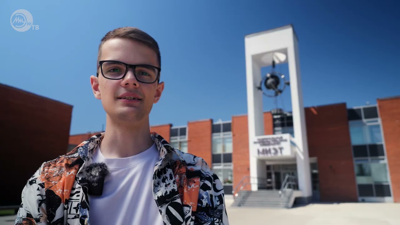 Навстречу красным стенам и зеленому городу