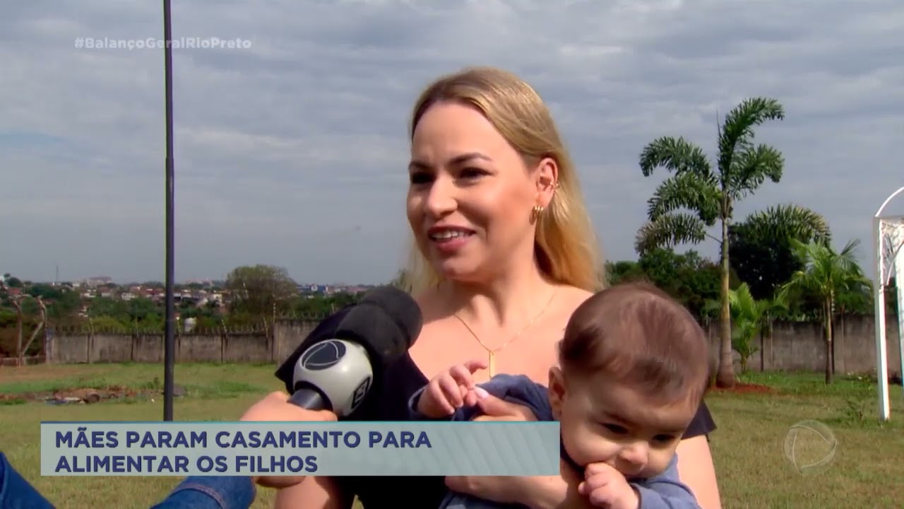 Mãe amamenta filho durante casamento e comove convidados
