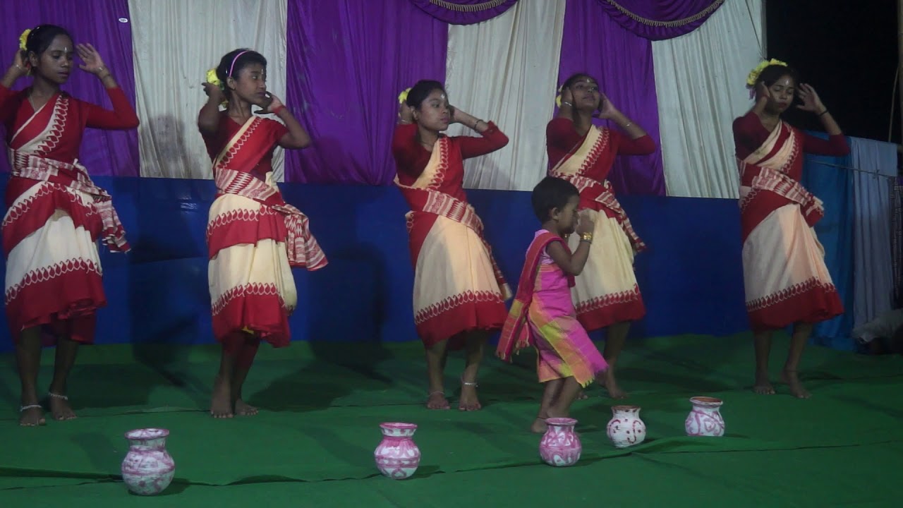 কলসীর পানি মাঝিয়ায় ঢালিয়া কলসী করিলুঙ খালি রে ।। আজি কলসিতে নাই মোর পানি রে ।। শিল্পী অনিতা রায় ।।