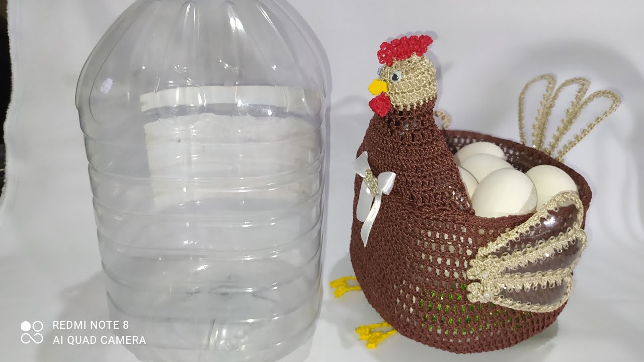 GALINHA PORTA OVOS EM CROCHÊ, RECICLANDO O GALÃO DE 5 L.