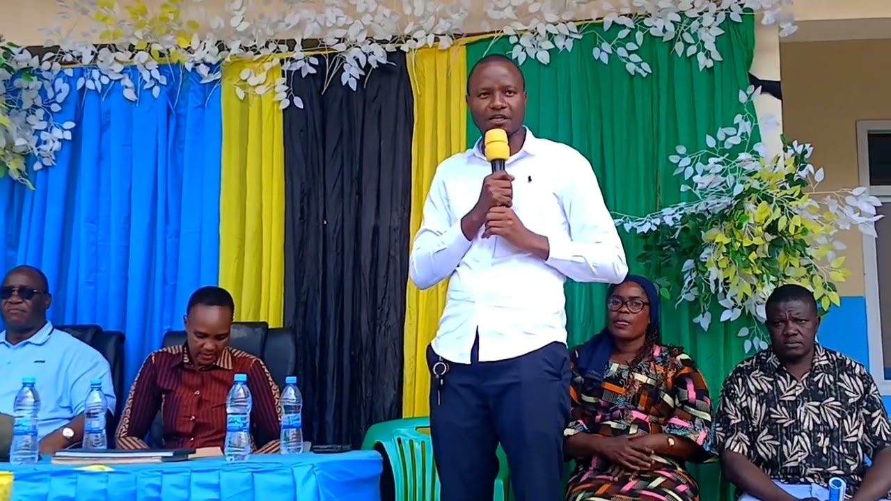 TAZAMA DIWANI HUYU ATOA YA MOYONI KWA MKUU WA MKOA WANANCHI WAMPIGIA MAKOFI 