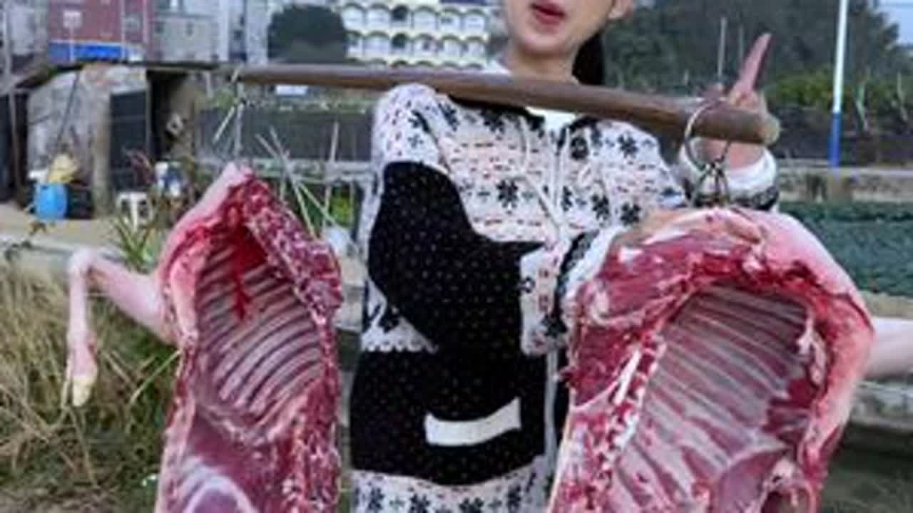 花1300块挑了38斤的山羊去让老爸制作成红烧羊肉。 今天做红烧山羊肉去摆摊，来了很多人支持，临近年关，乡下集市热闹非凡#我的乡村生活 #新农人计划2026 #三农 #摆摊