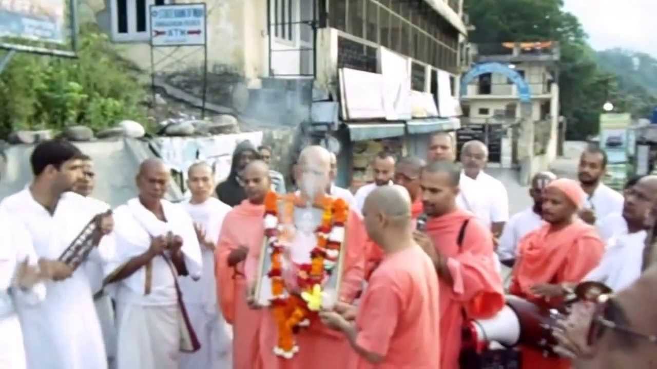 Prabhat Feri Kirtan at Sivananda Ashram.