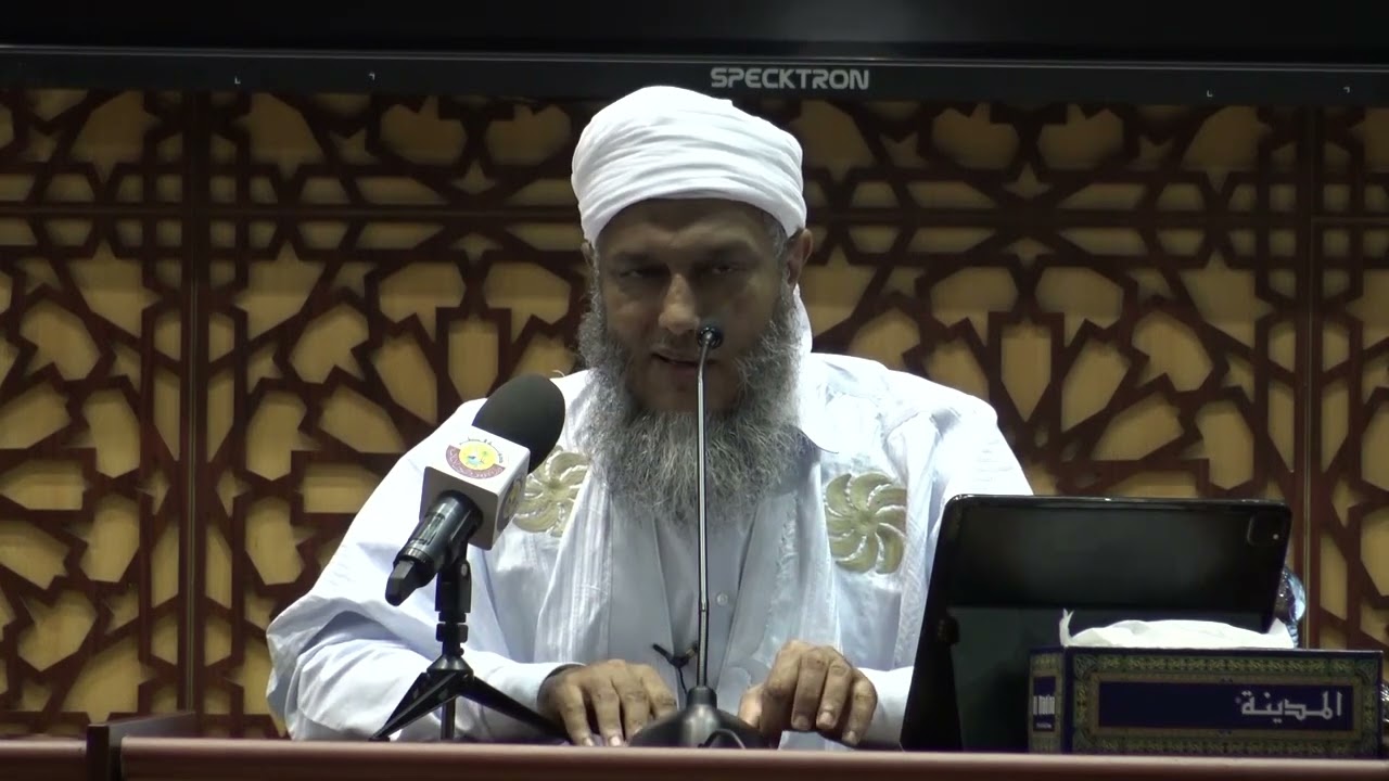 هل يجوز للمصلي صلاة الفرض أن يصلي وهو على مقعده في الطائرة ؟ | فضيلة الشيخ محمد الحسن الددو