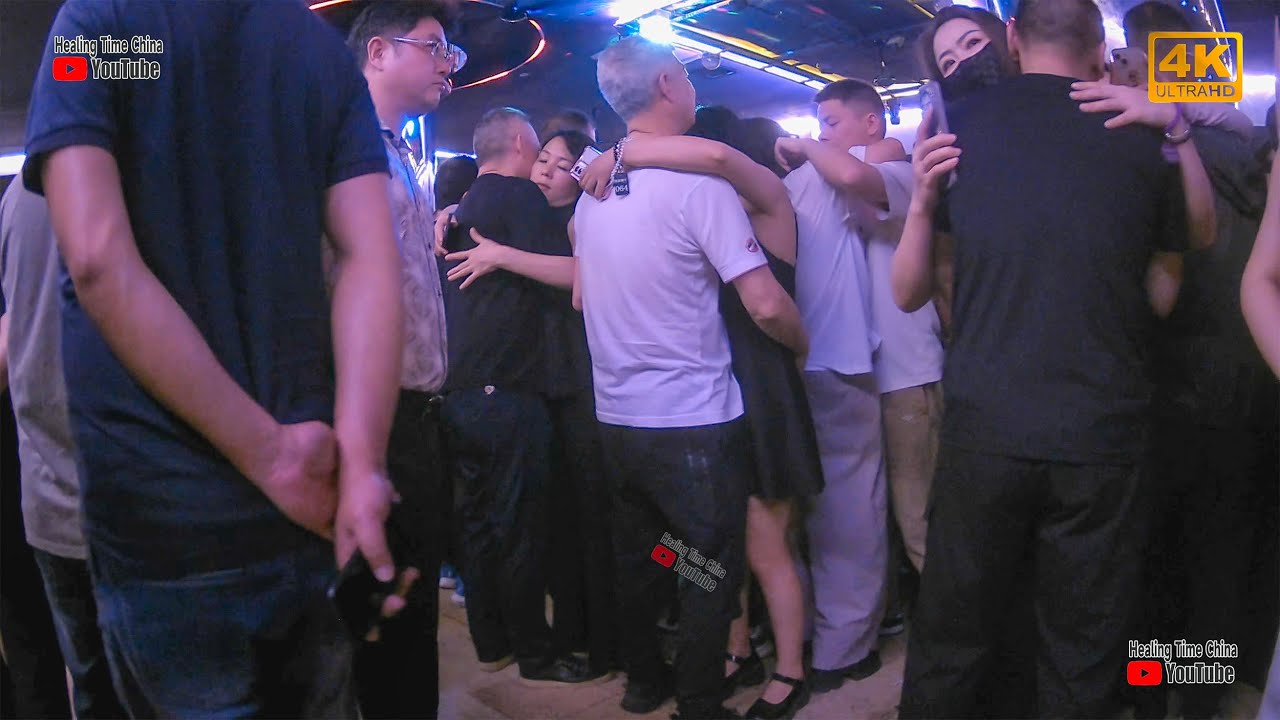 2025.08.28 Dancing with beautiful women, grandfathers are very satisfied
