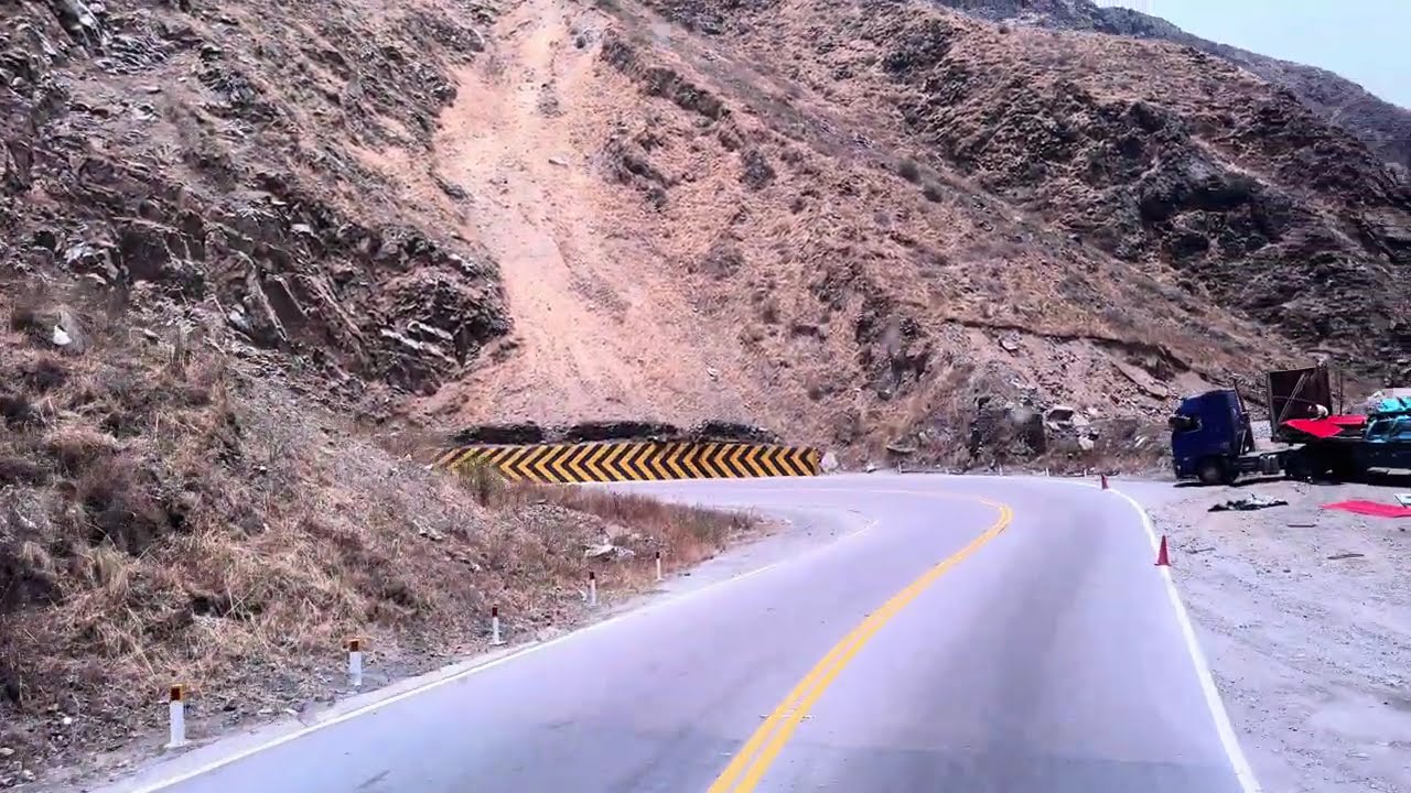 Las Curvas peligrosas en las montañas de los Andes Peruanos 🇵🇪