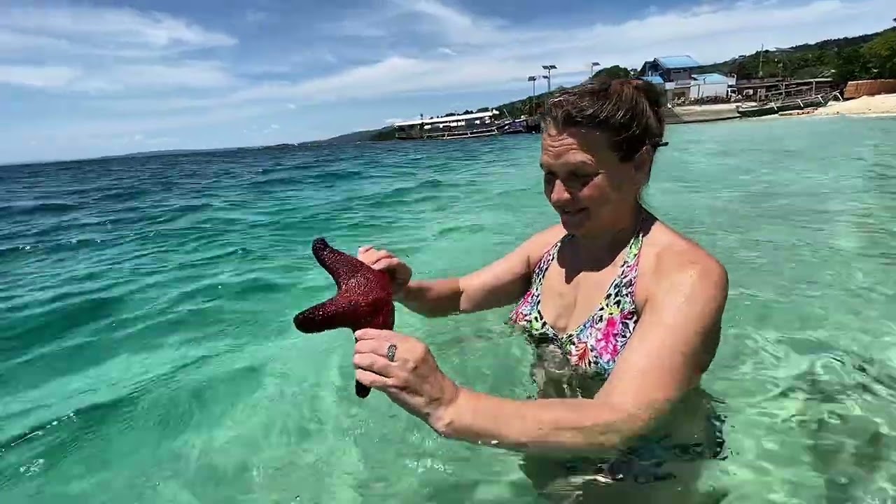 MOM NATALIA MAKES A DELICIOUS PIE, SWIMS IN THE SEA AND TRYS OCTOPUS!