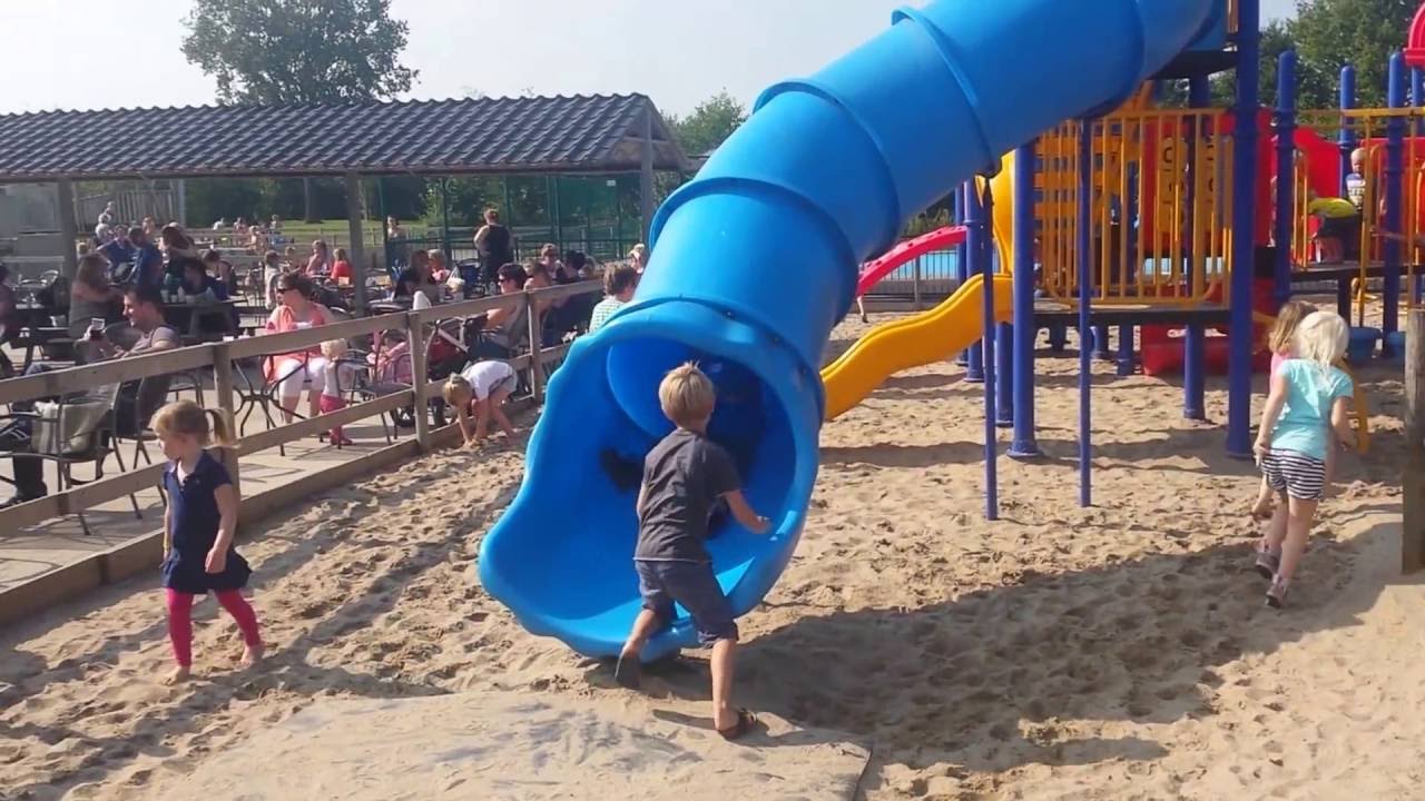 Spelen in de speeltuin De Flierefluiter