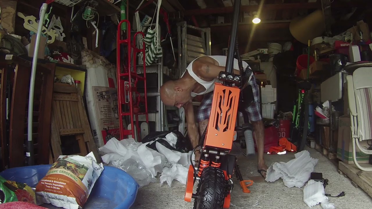 5600 Watt Electric Scooter Arwibon GT08 Unboxing