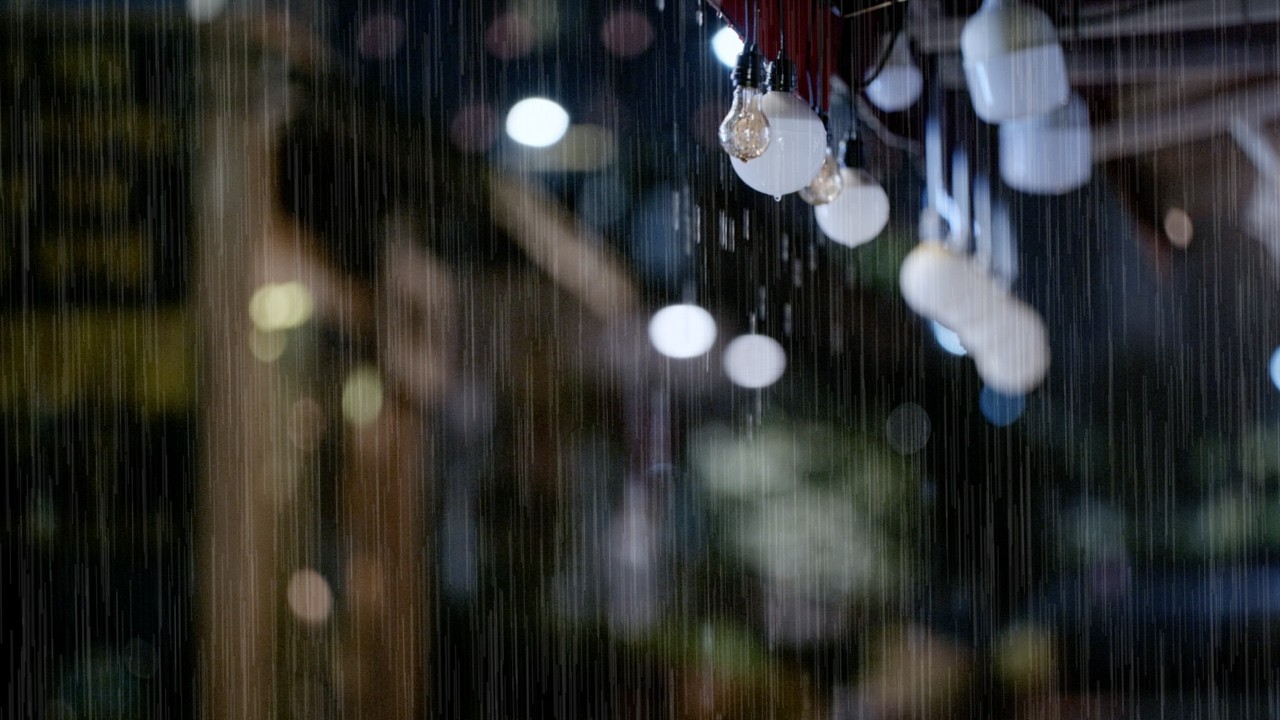 Освежающий ночной дождь под уютными огнями 🌧️ Расслабляющий шум дождя ASMR (100% реальная съемка)