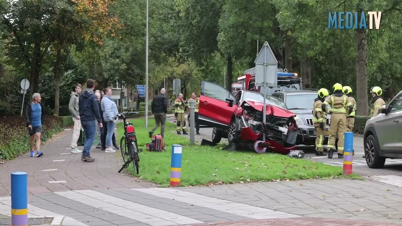 Auto botst tegen paal na ongeval Kastanjelaan Puttershoek