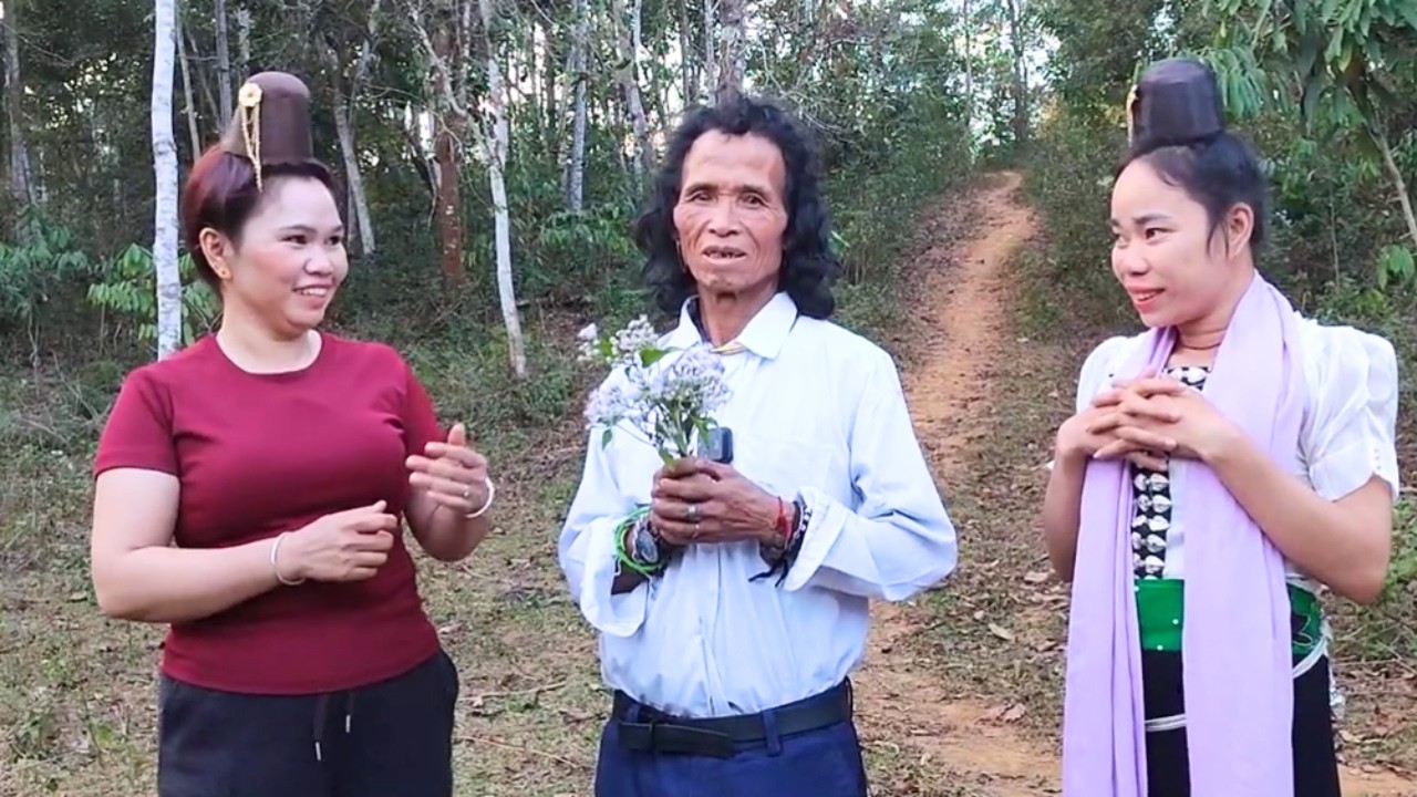 Anh Inh được hai cô hai bên hát giao duyên nên rất  hứng khởi