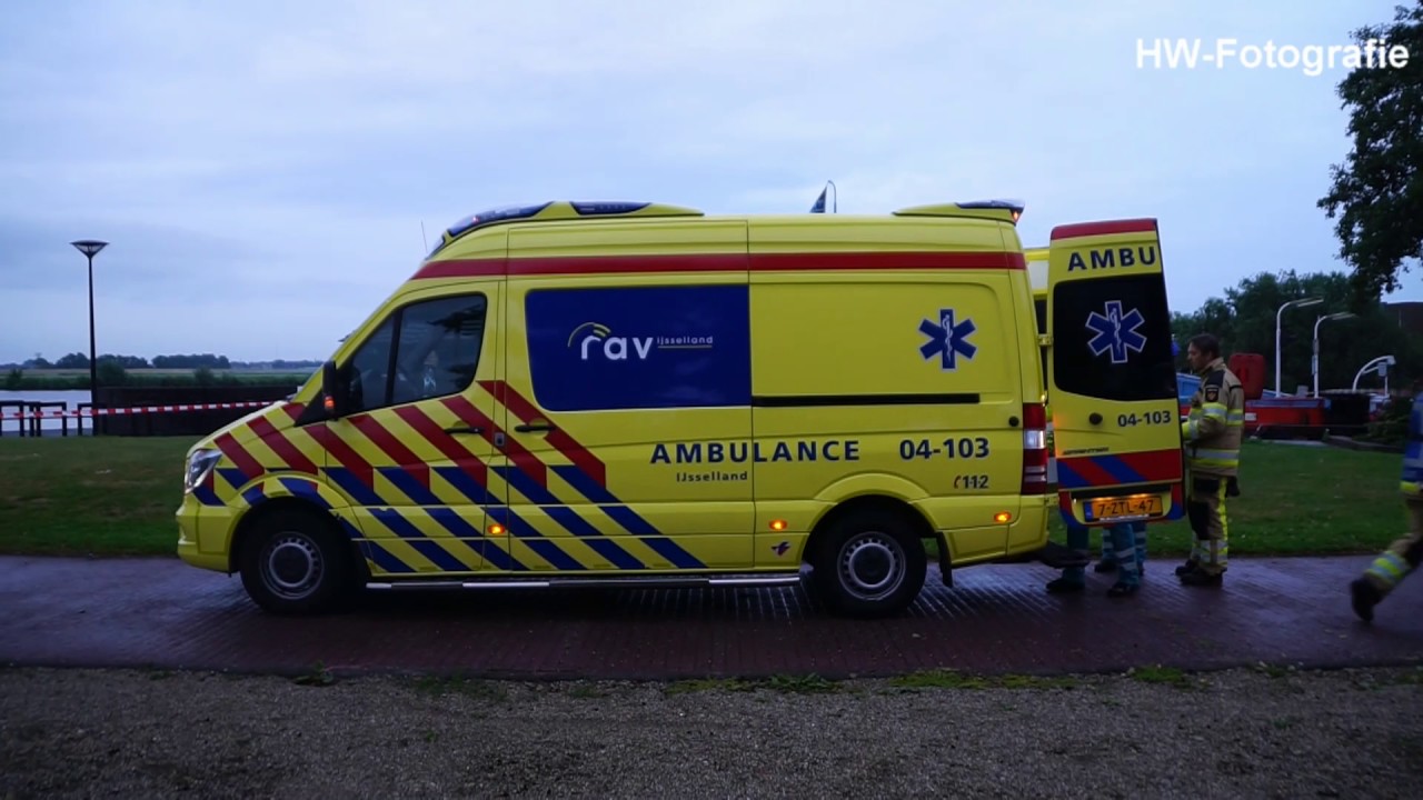 Persoon te water aan de Veerweg in Genemuiden