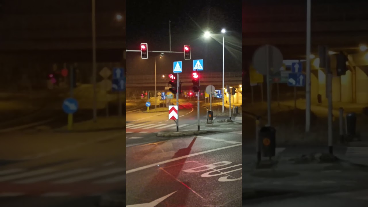 Nocna praca inteligentnego systemu sterowania ruchem ITS w Katowicach.