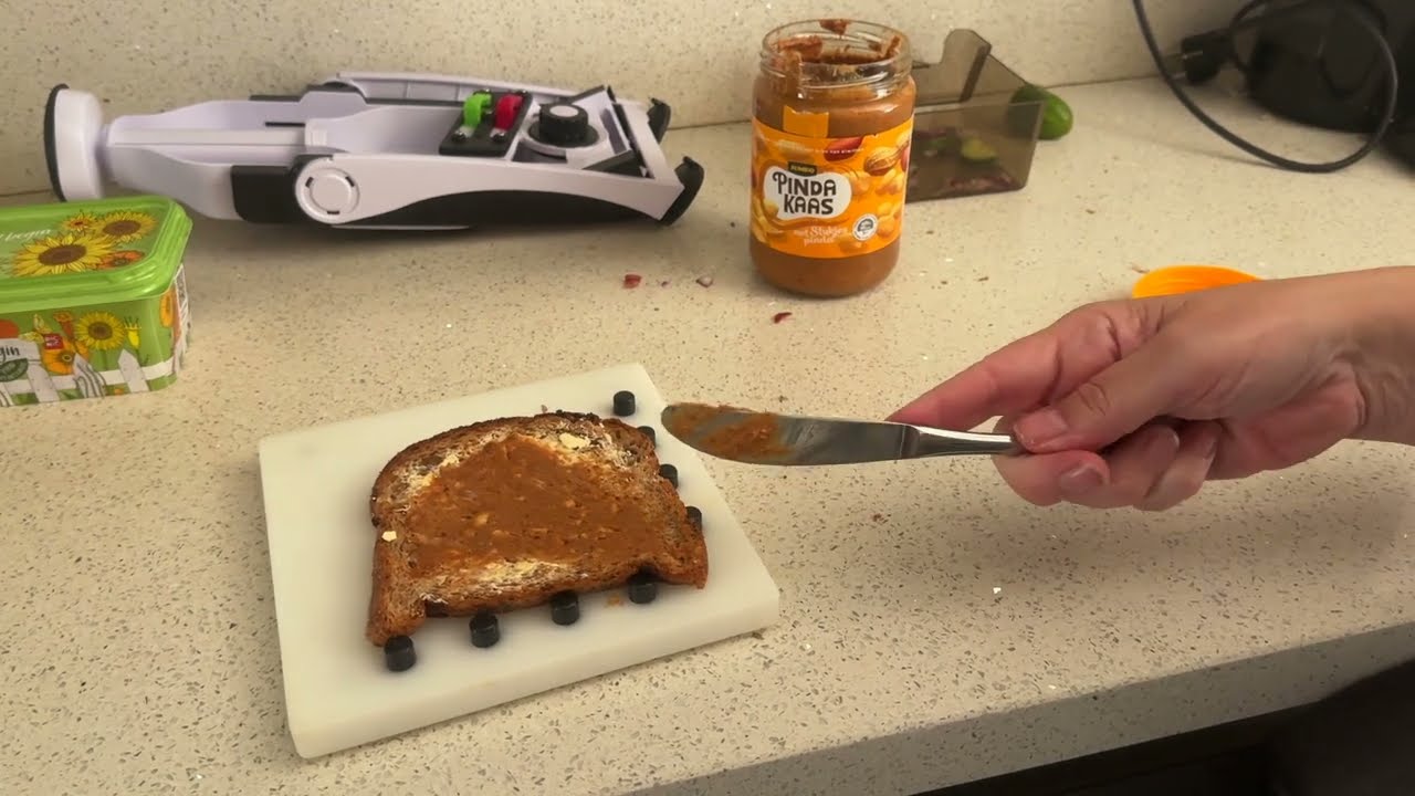 Eenhandig brood smeren? De trippelstoel is ook broodnodig: handen vrij. Én review noppen snijplank!