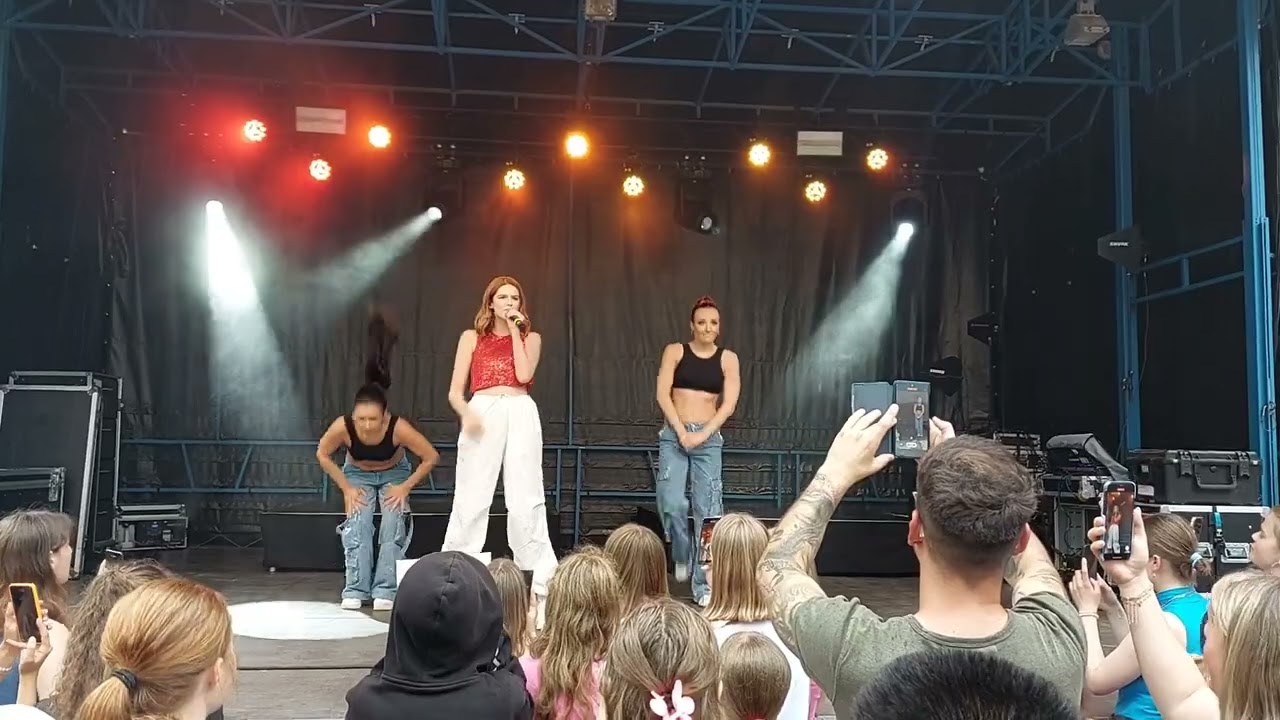 Lotte De Clerck - Brandgevaar (Feest op het Plein in Sint-Niklaas)