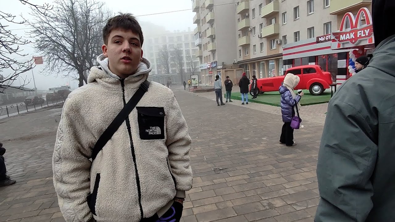 Мак Флай против Панды в Мариуполе. Обзор города и накормили подписчицу