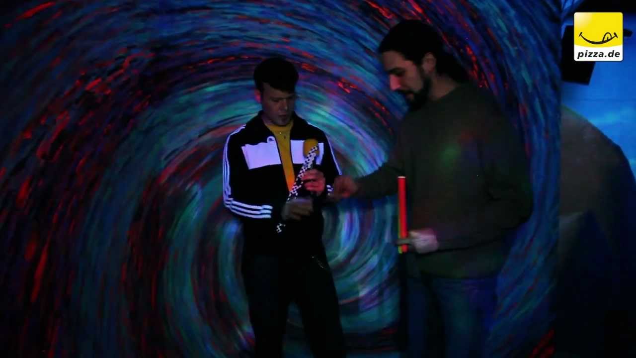 pizza.de Report: Schwarzlicht Minigolf in Hamburg