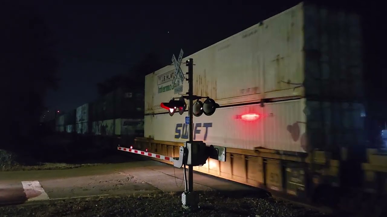 NS AC44C6M 4342 with awsome horn salute leads NS 27A racing VRE V68.