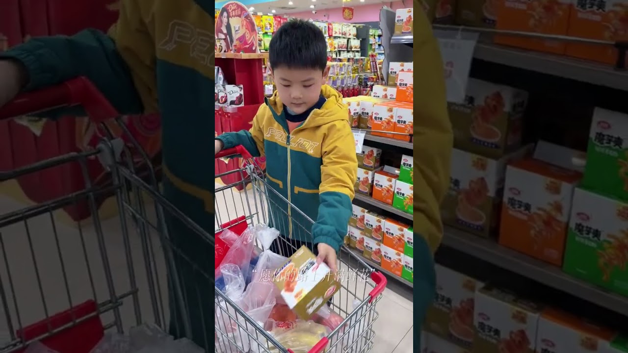 小牧请爷爷逛超市，买一堆好吃的，把爷爷奶奶逗乐了。