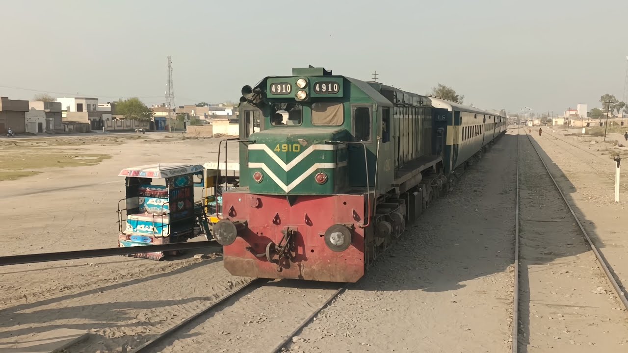Thal Express 130 Down Arrival Kalur Kot Railway Station Right Time #Dieslengine #steamengine #viral
