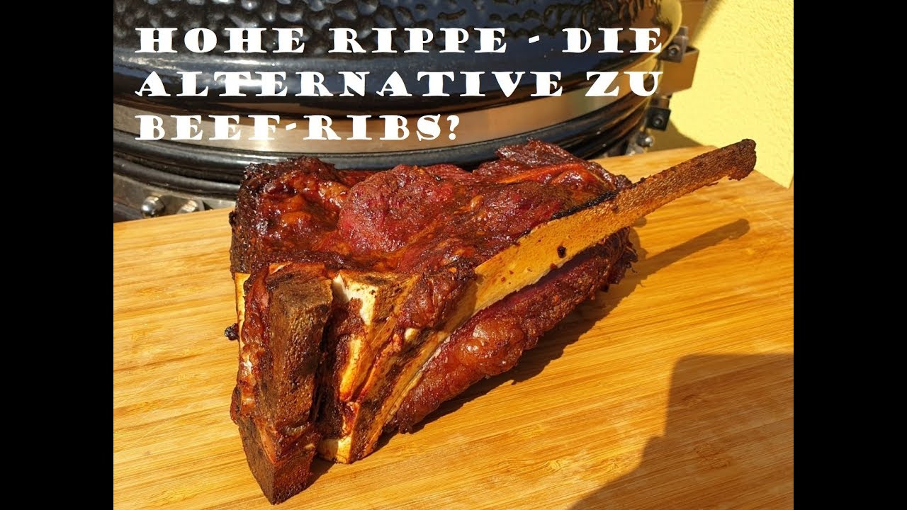 geräucherte hohe Rinder-Rippe vom Monolith Holzkohlegrill
