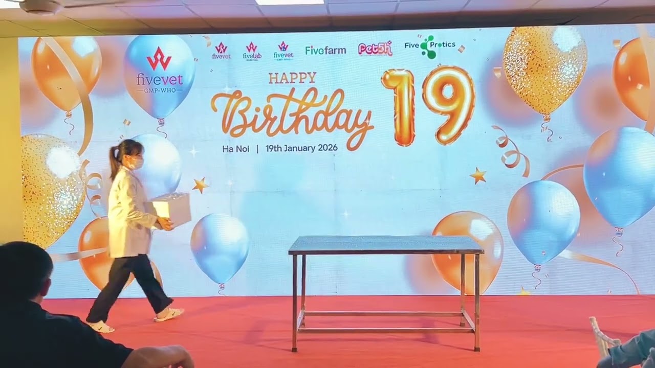 Biễu diễn hóa học dưới dạng ảo thuật trên sân khấu year end party. 