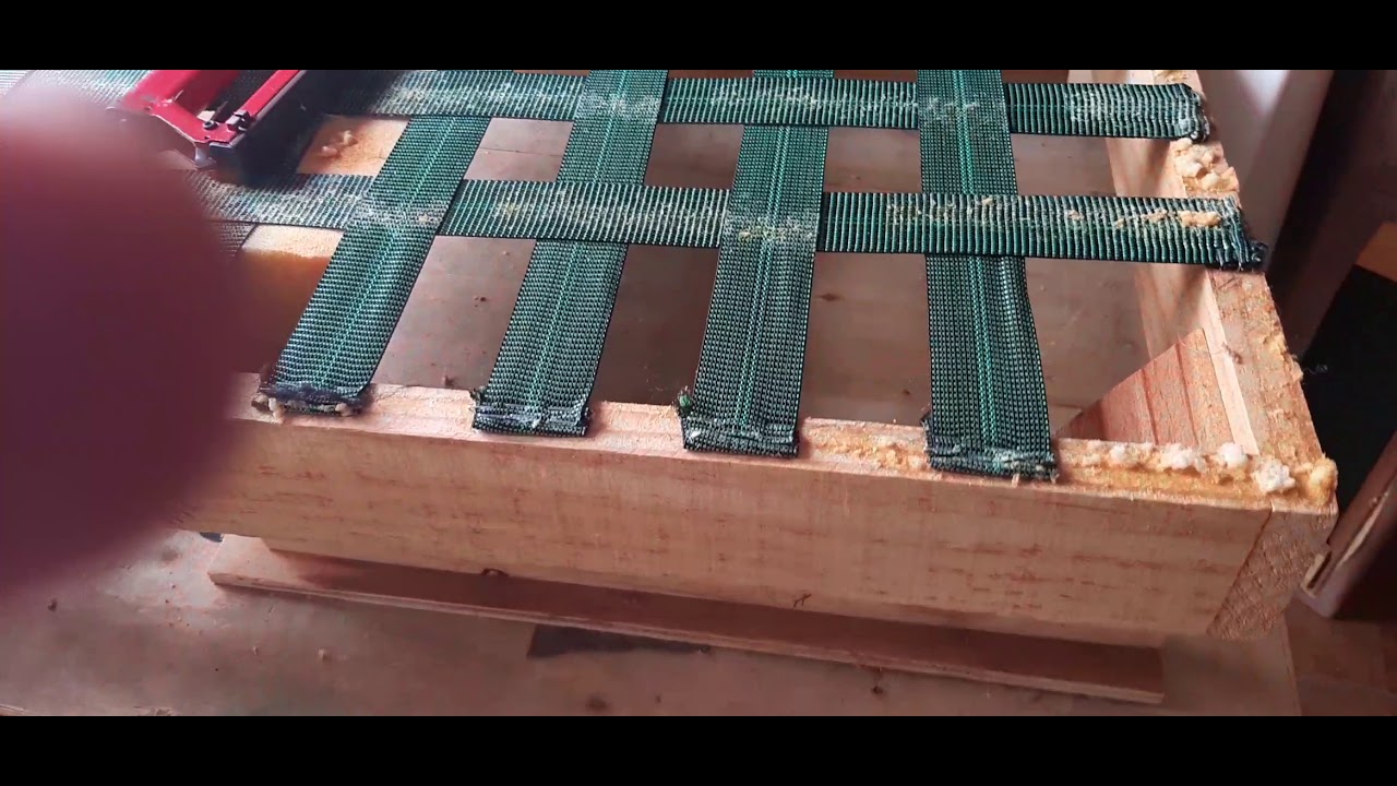 Arrumando as percinta dos acento de um sofa retrátil