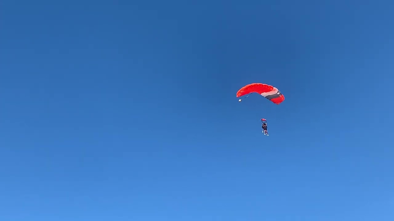 Skydiving 🪂 In Hawaii Landing Tandems 