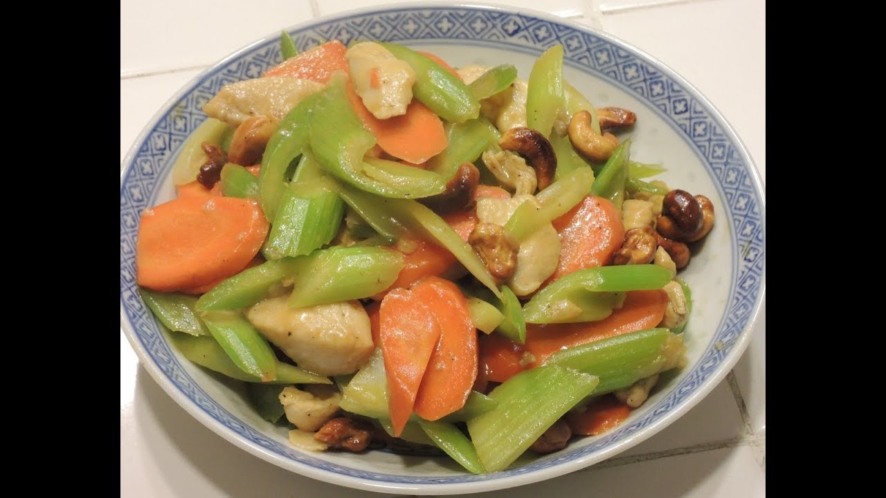 Жареный сельдерей с морковью, курицей и жареным кешью #сельдерей #простойужин #рецепт