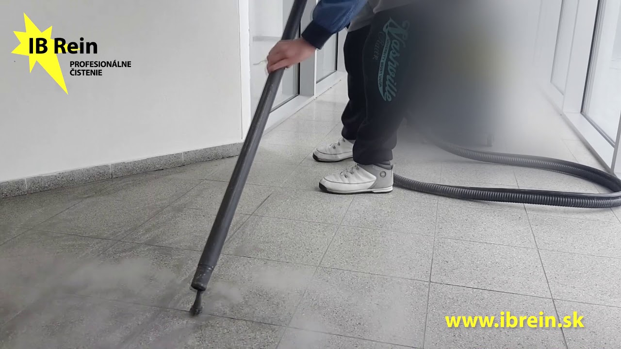 Parné čistenie. Profesionálne čistiace služby horúcou parou.