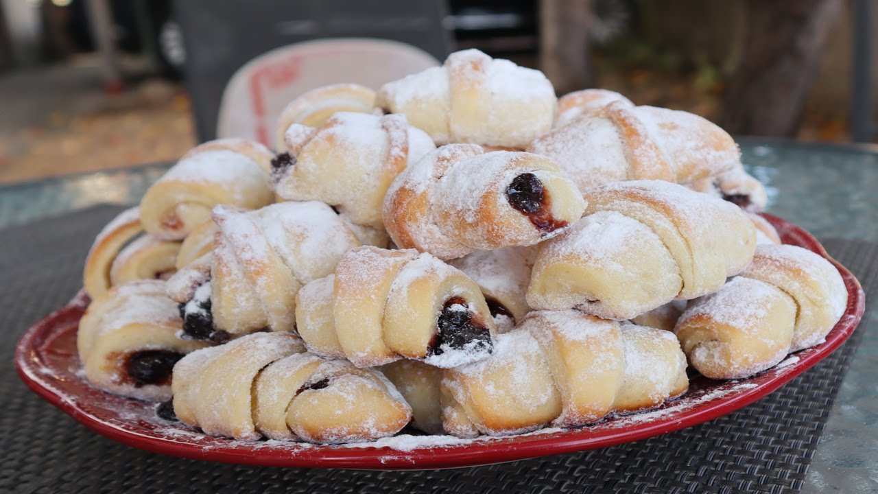 Starinske kiflice sa džemom!Da!To su te kiflice, koje vas teleportuju,na prvi zalogaj, u rodni kraj!