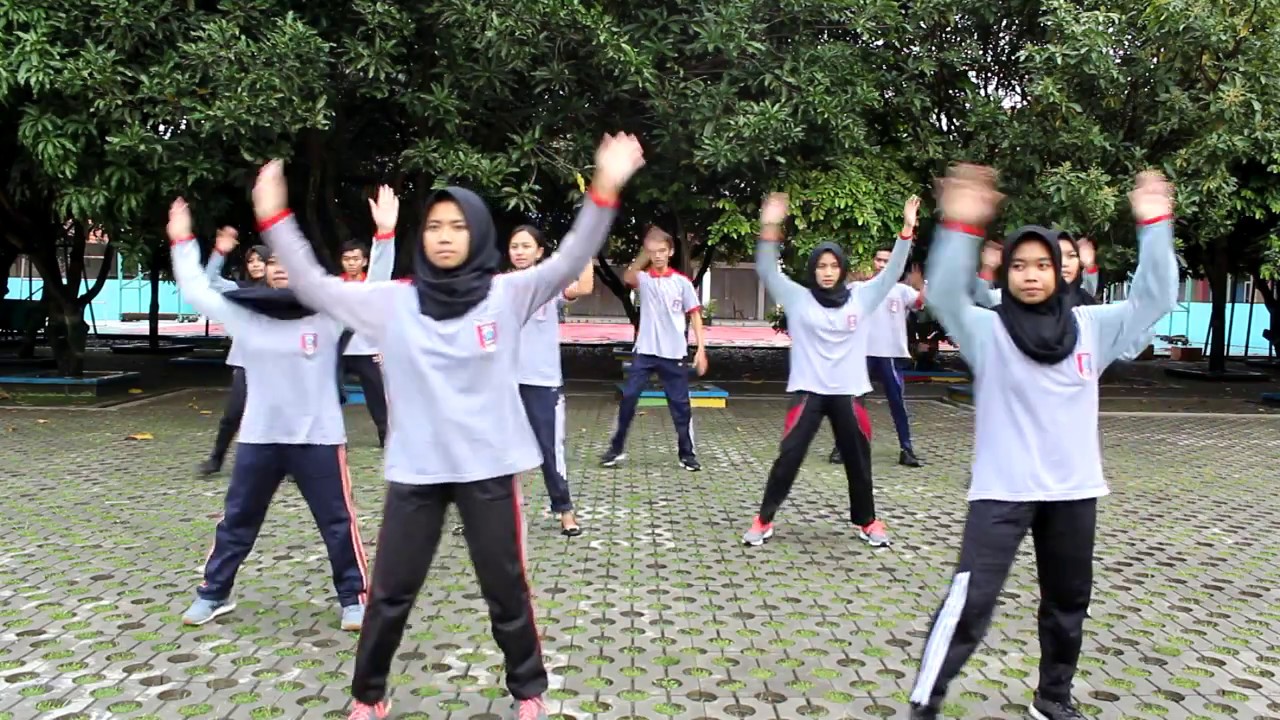 Ujian Praktek Senam Irama Kelompok 2 Kelas 12 IPA 8 SMA N 1 Pati 2017