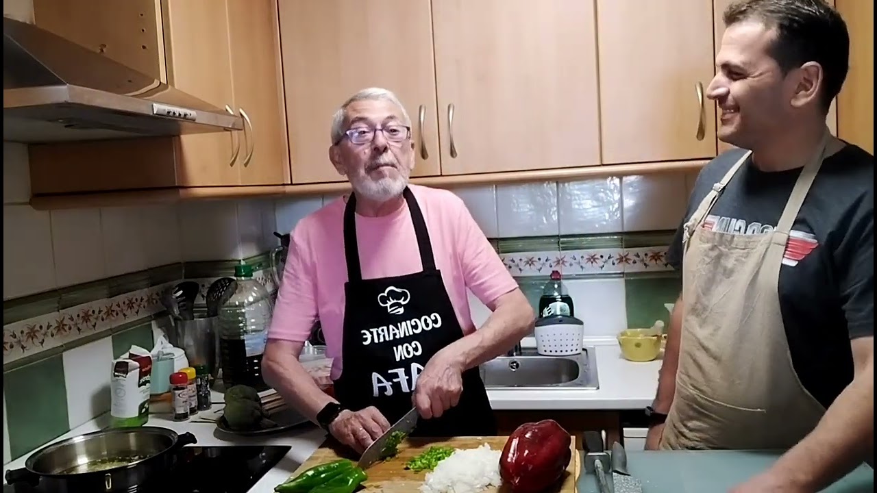 arroz con costillas y marisco y un ayudante especial