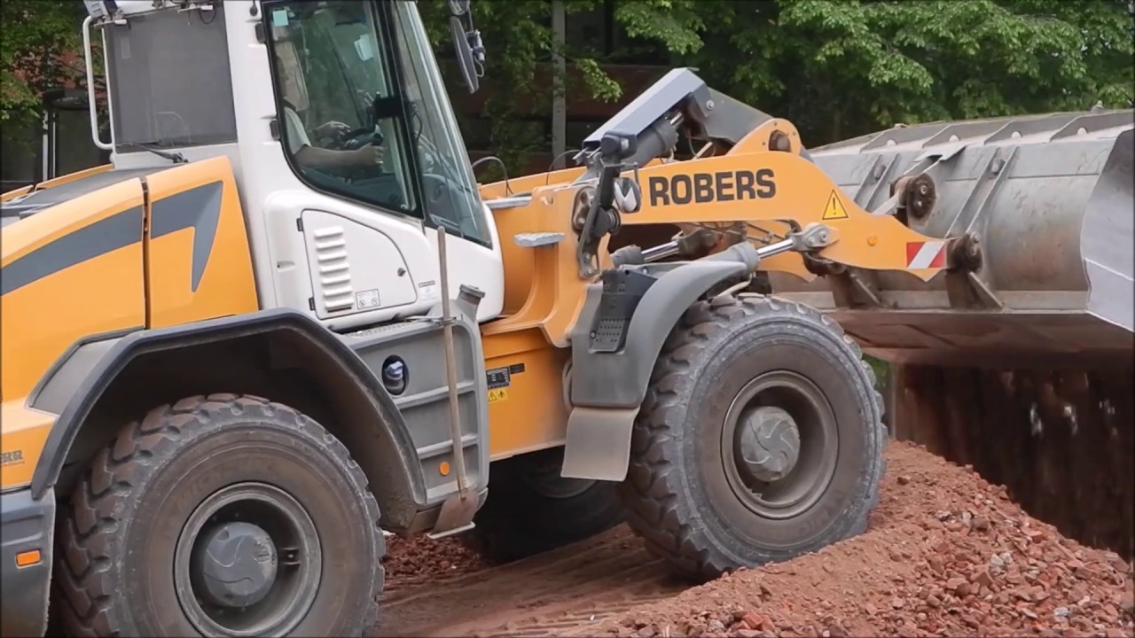 Bagger Volvo EC 300 lädt Brecher