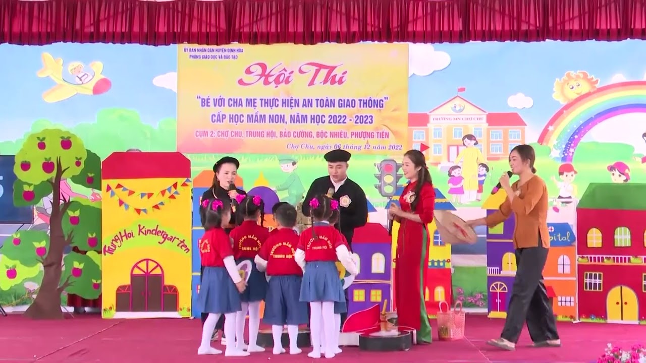 Hội thi bé với cha mẹ thực hiện an toàn giao thông: phần thi trường Mầm non Trung Hội