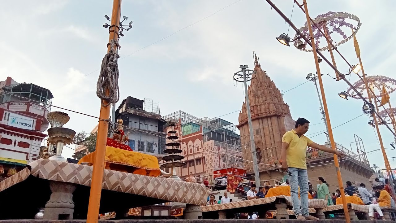 খুব চেনা চেনা মুখটা তোমার