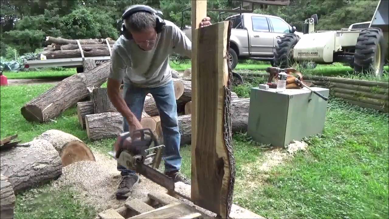 Mini Chainsaw Mill Attachment. Milling Red Oak and Walnut.