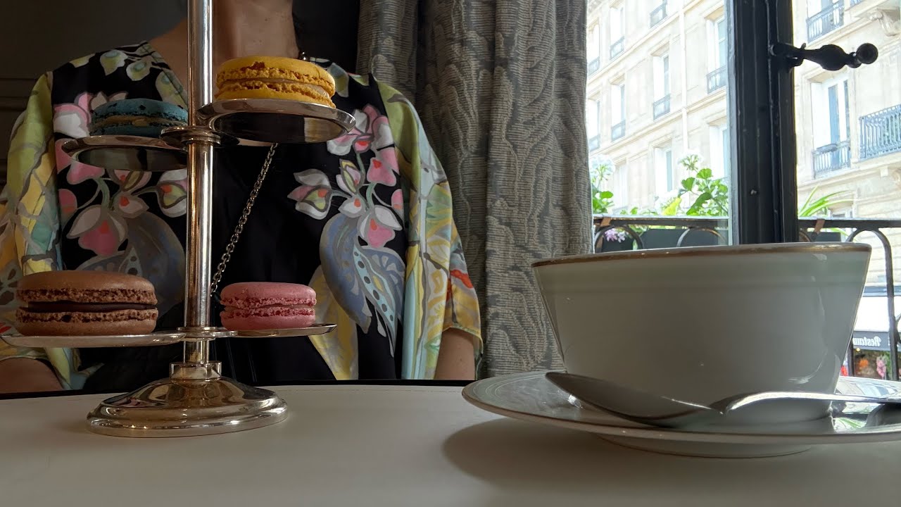  【フランス🇫🇷 パリのカフェ】ラデュレパリボナパルトLaduree (Bonaparte)に行ってマカロン食べてパリジェンヌ気分💙🤍❤️☕️