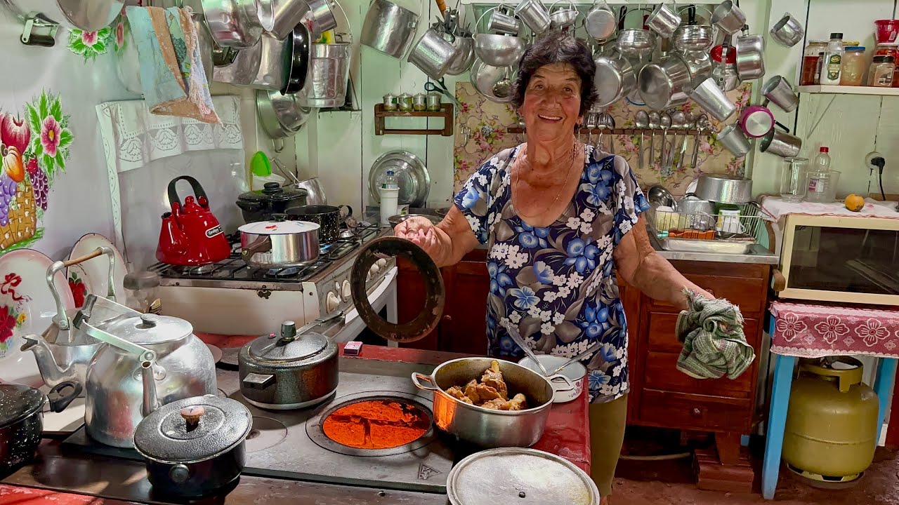 Hoje carne de porco 🐖 caipira no fogão de lenha 🪵 no sítio da Dona Maria da casa de chão…