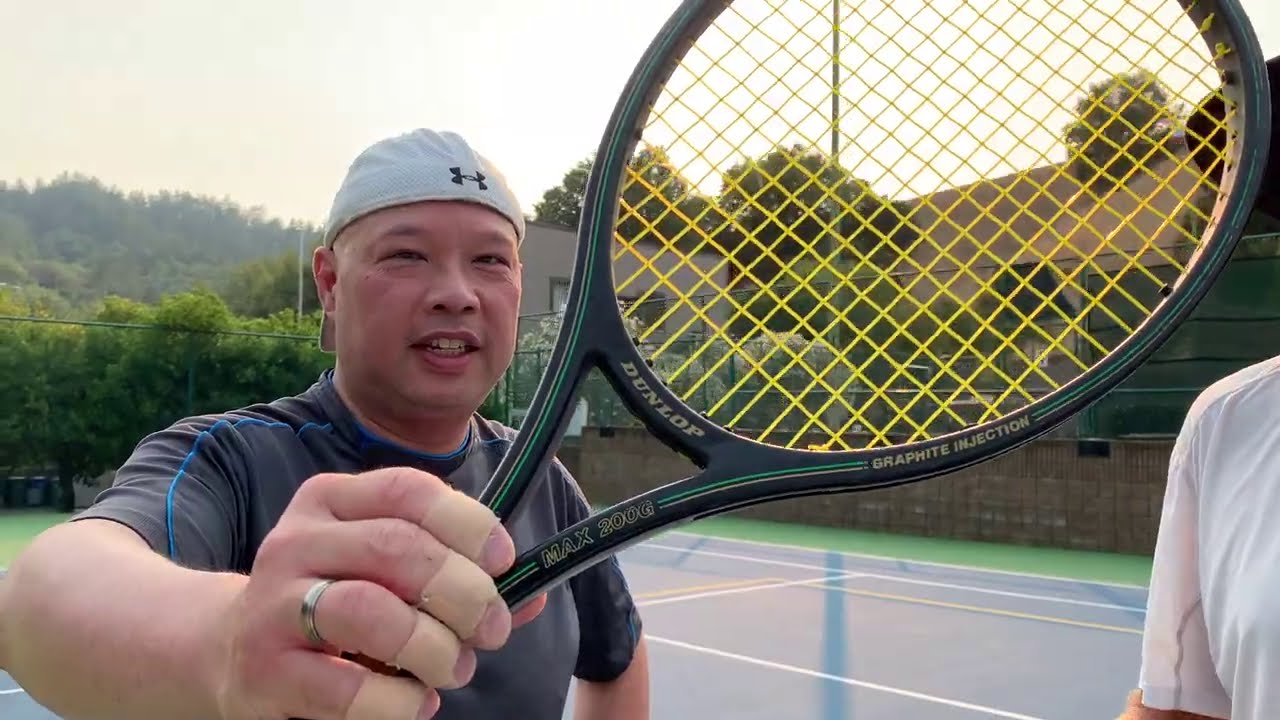 BRINGING BACK THE 80'S WITH THE DUNLOP 200G TENNIS RACKET