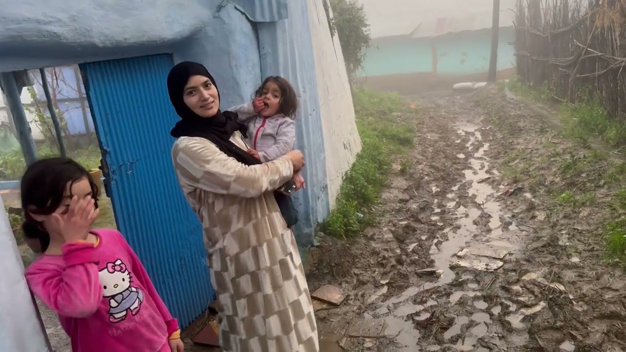 ندم كبير وحصرة على هذا ااثاث المنزلية وضيف يطرق باب المنزل
