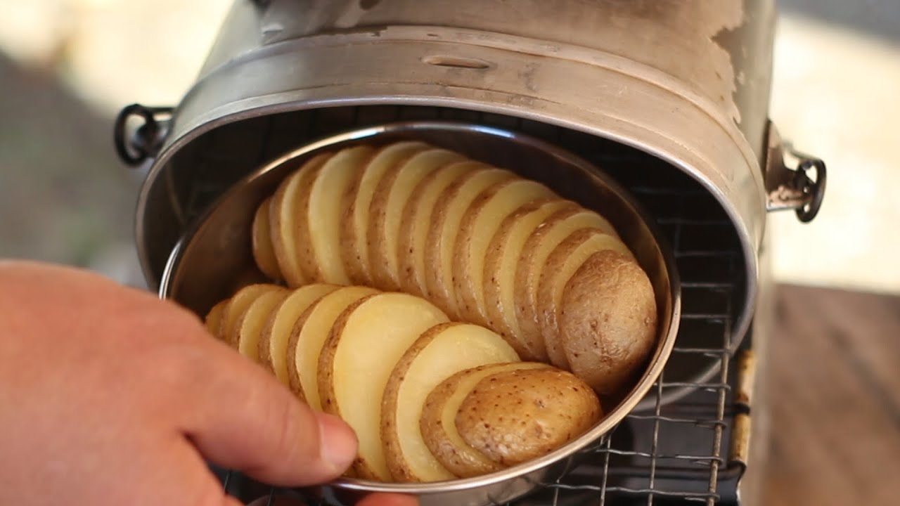 Как приготовить запеченный картофель с маслом с помощью военной столовой / Outdoor cooking