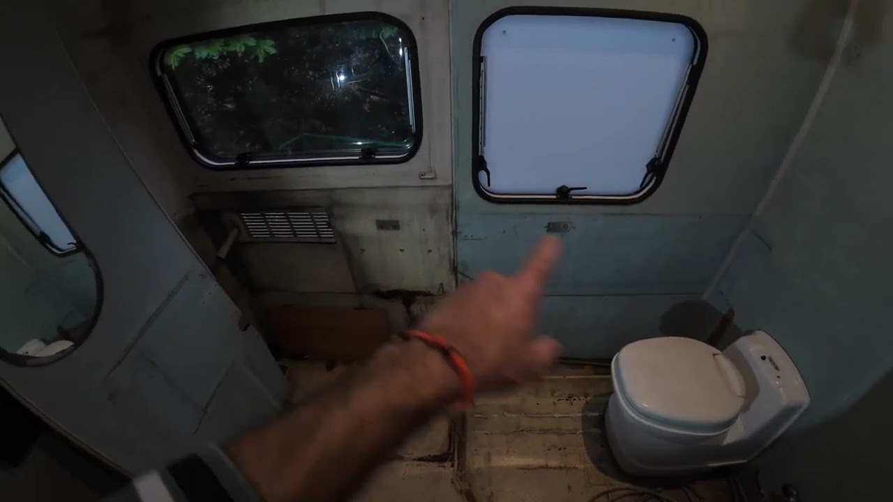 Smontaggio pezzi finali della cucina e bagno su camper Elnagh Marlin 59 del 2000