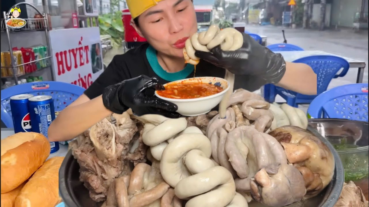 KHÁN GIẢ YÊU CẦU NGA SUMO QUAY TRỞ LẠI LÀM THỬ THÁCH ĂN HẾT HUYẾT CHƯNG GIÀNH CHO HƠN 50 NGƯỜI 