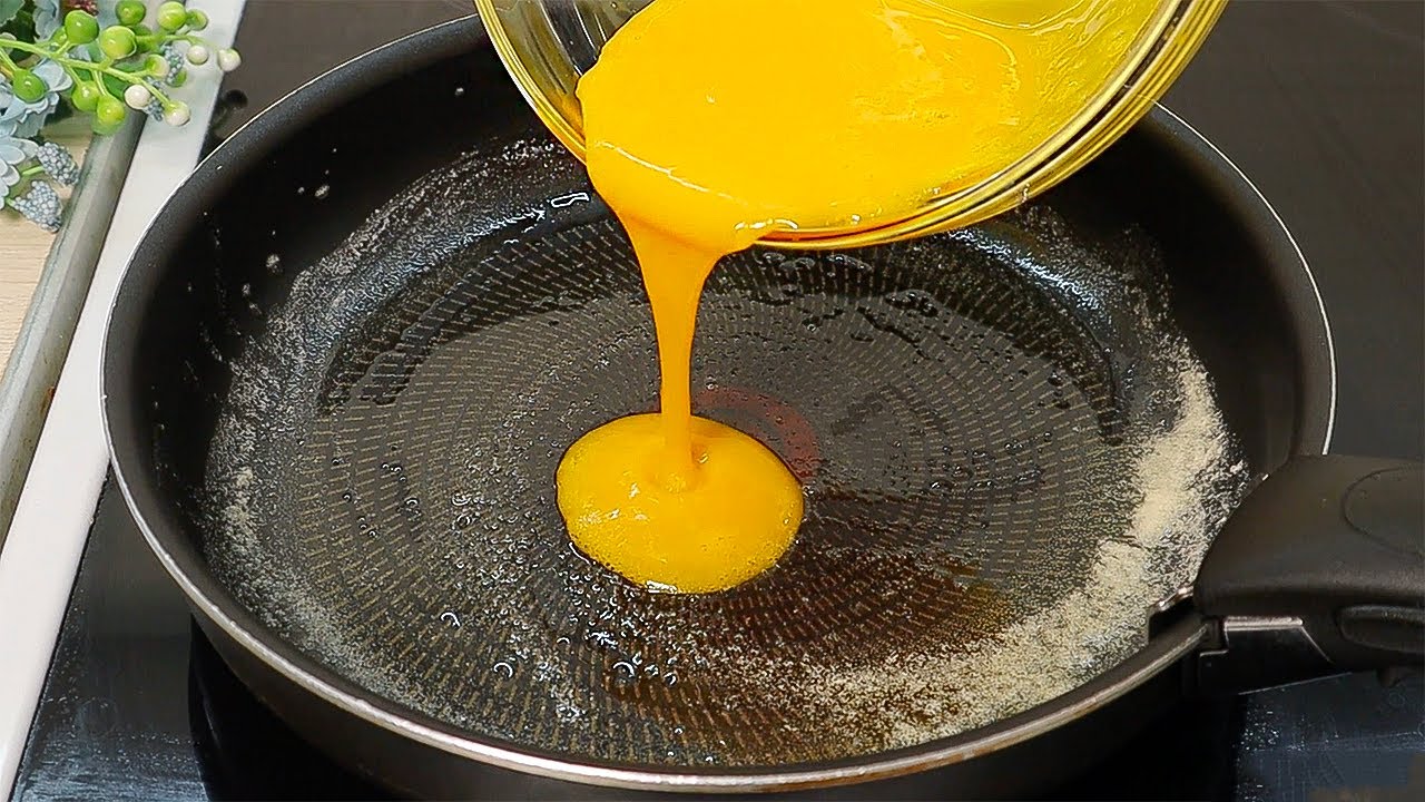 Just fry eggs this way and the result will be delicious! new recipe. Quick breakfast