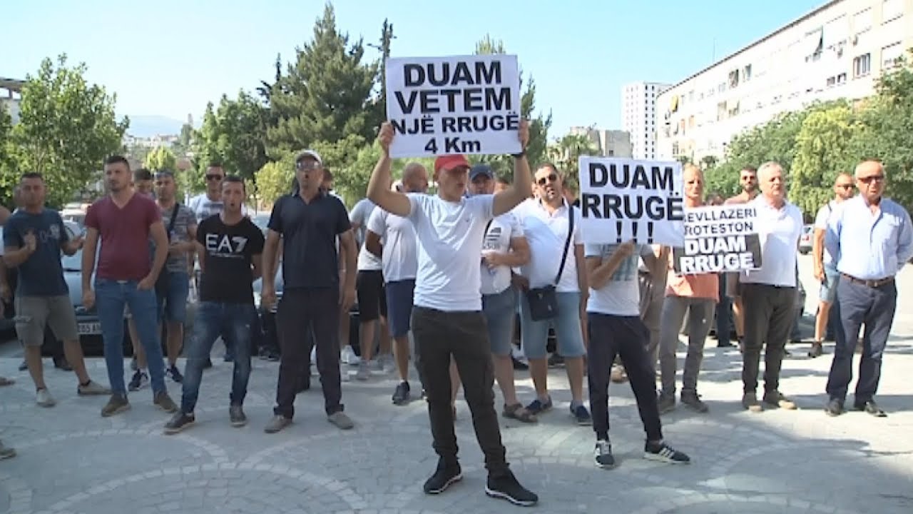 Banorët e fshatit Trevllazër në Vlorë, në protestë për rrugë dhe ujë